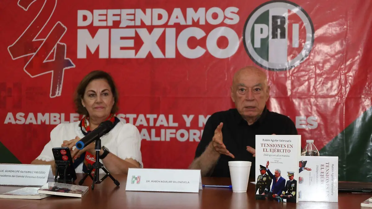 Presentan libro Tensiones en el Ejército