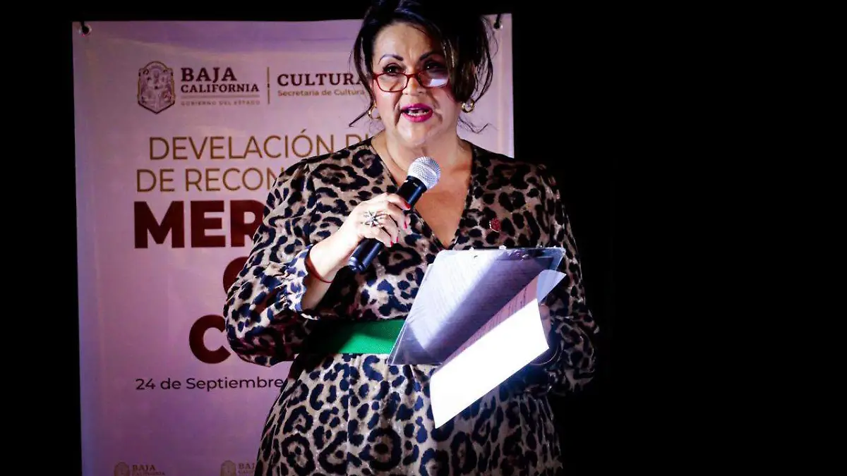 Develan placa que declara al Cine Curto como edificio histórico