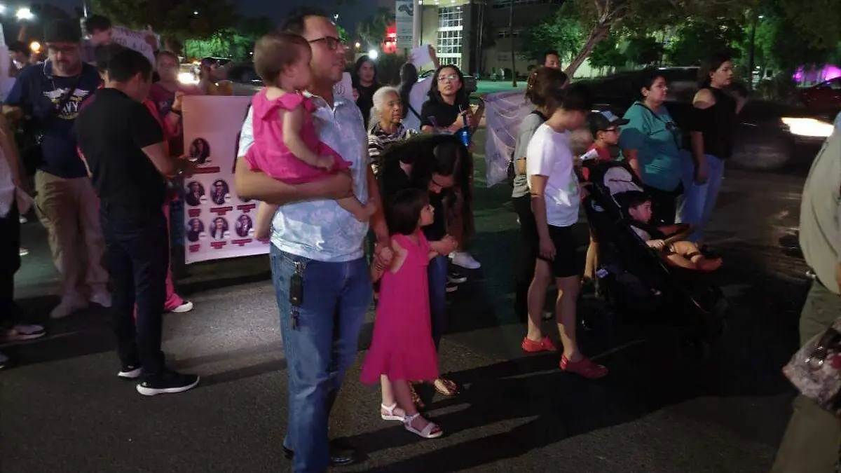 Marchan contra reforma de infancias trans