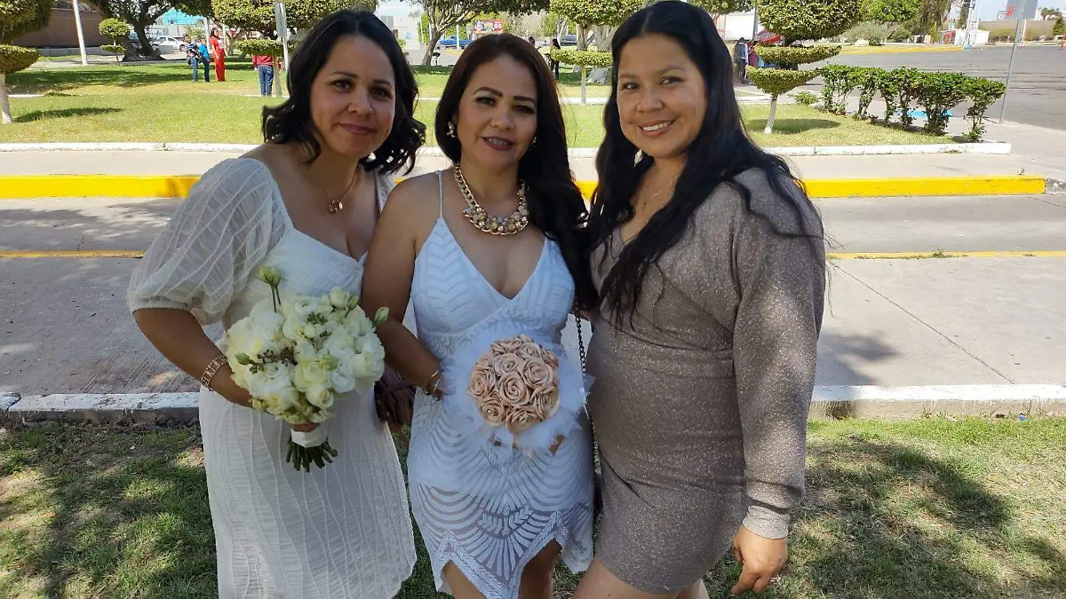 Linda Yesenia recién Casada junto a su hermana Brenda Romero y su prima Erika Velazquez