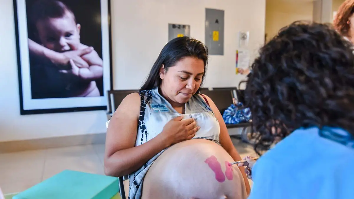 Pintan panzas de embarazadas 5