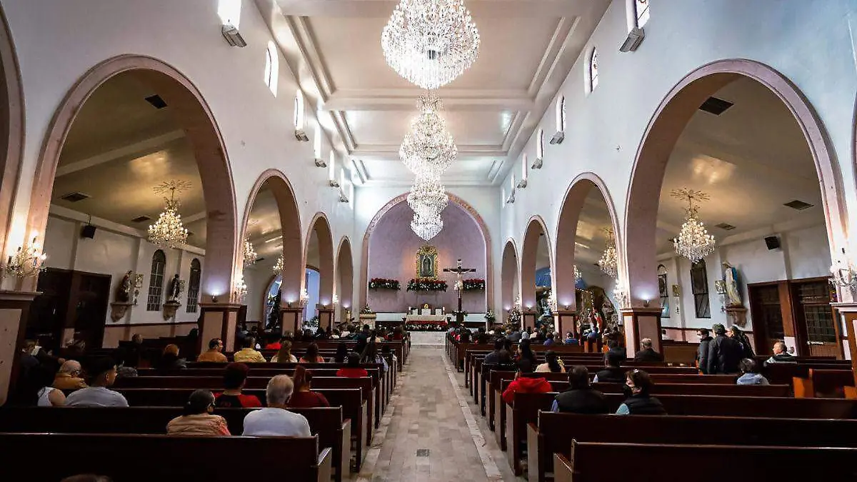 Asisten cientos a misa conmemorativa a Navidad