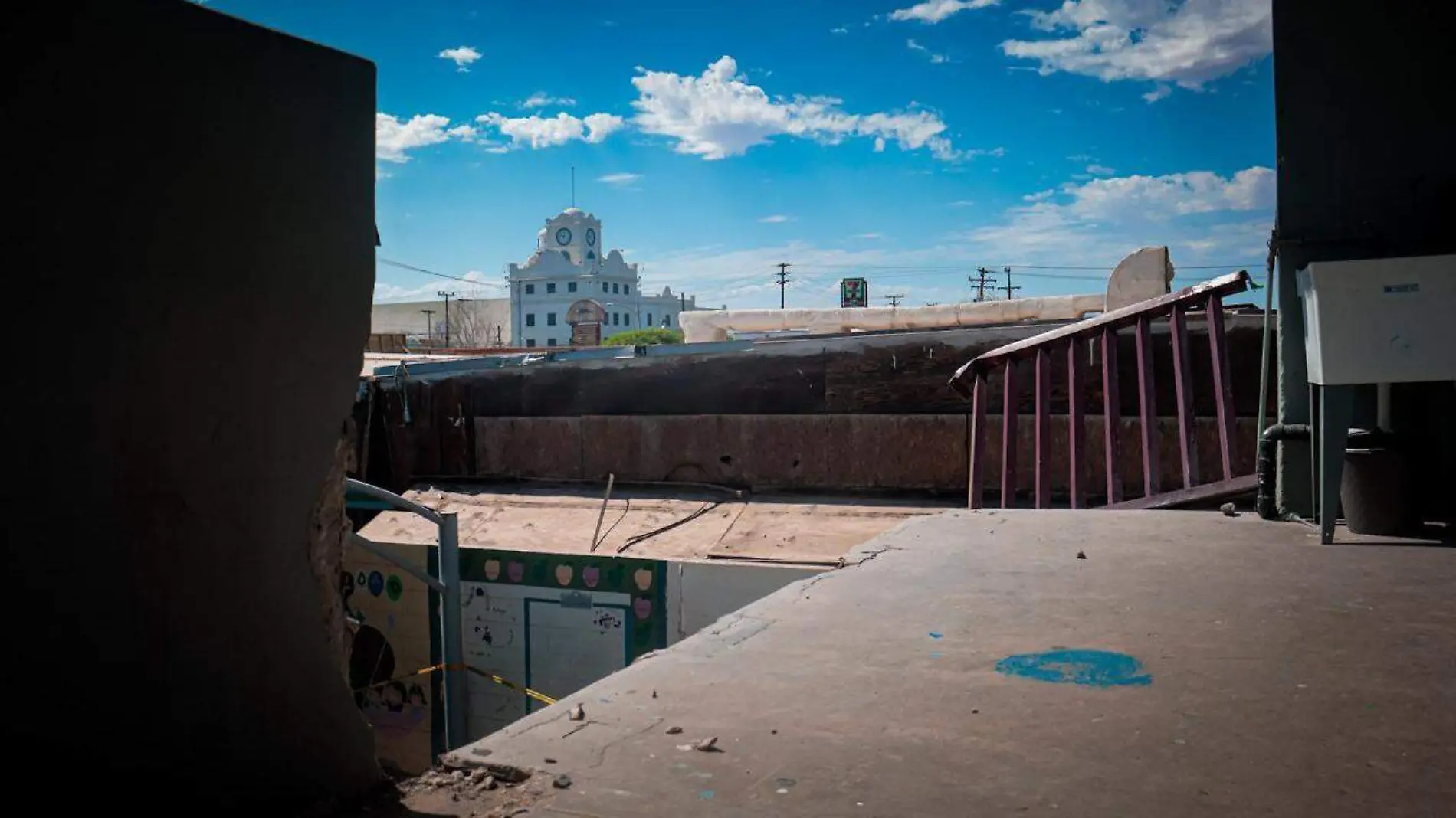 Cae barandal de segundo piso en primaria Benito Juárez