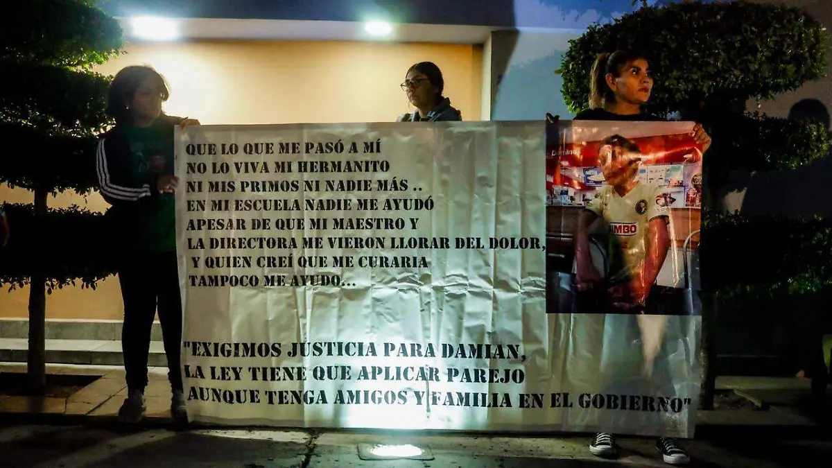 Caso Damián su familia se manifiesta afuera de la clínica