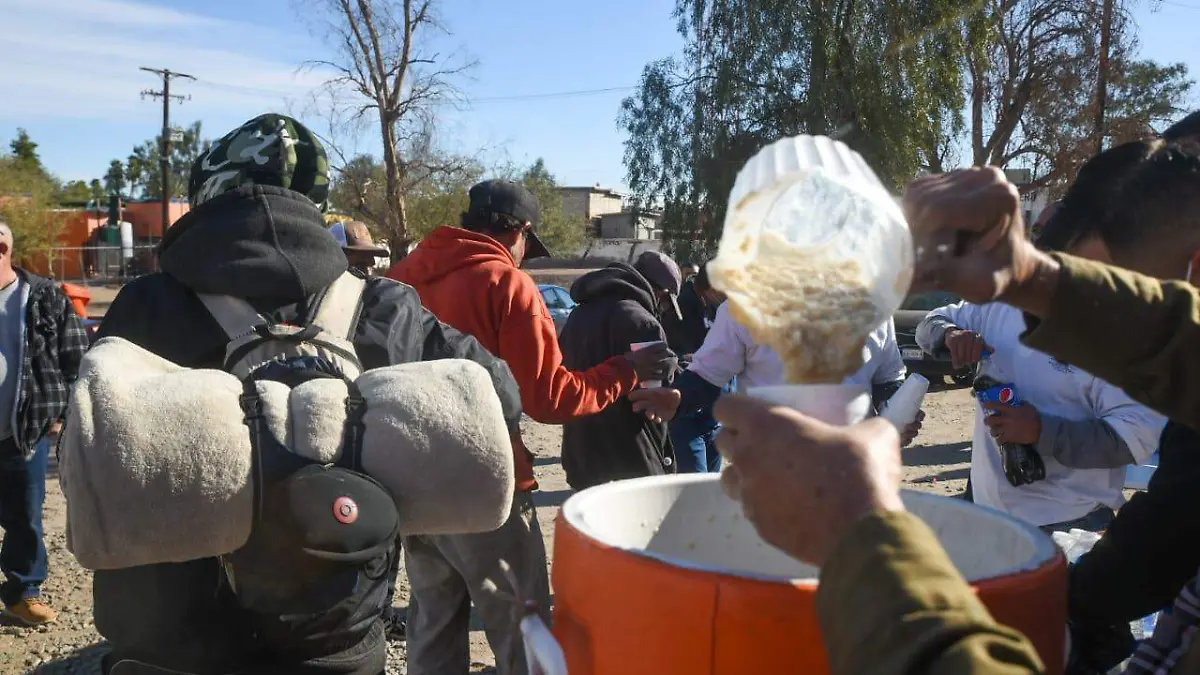 Alimentan a migrantes y personas sin hogar 2