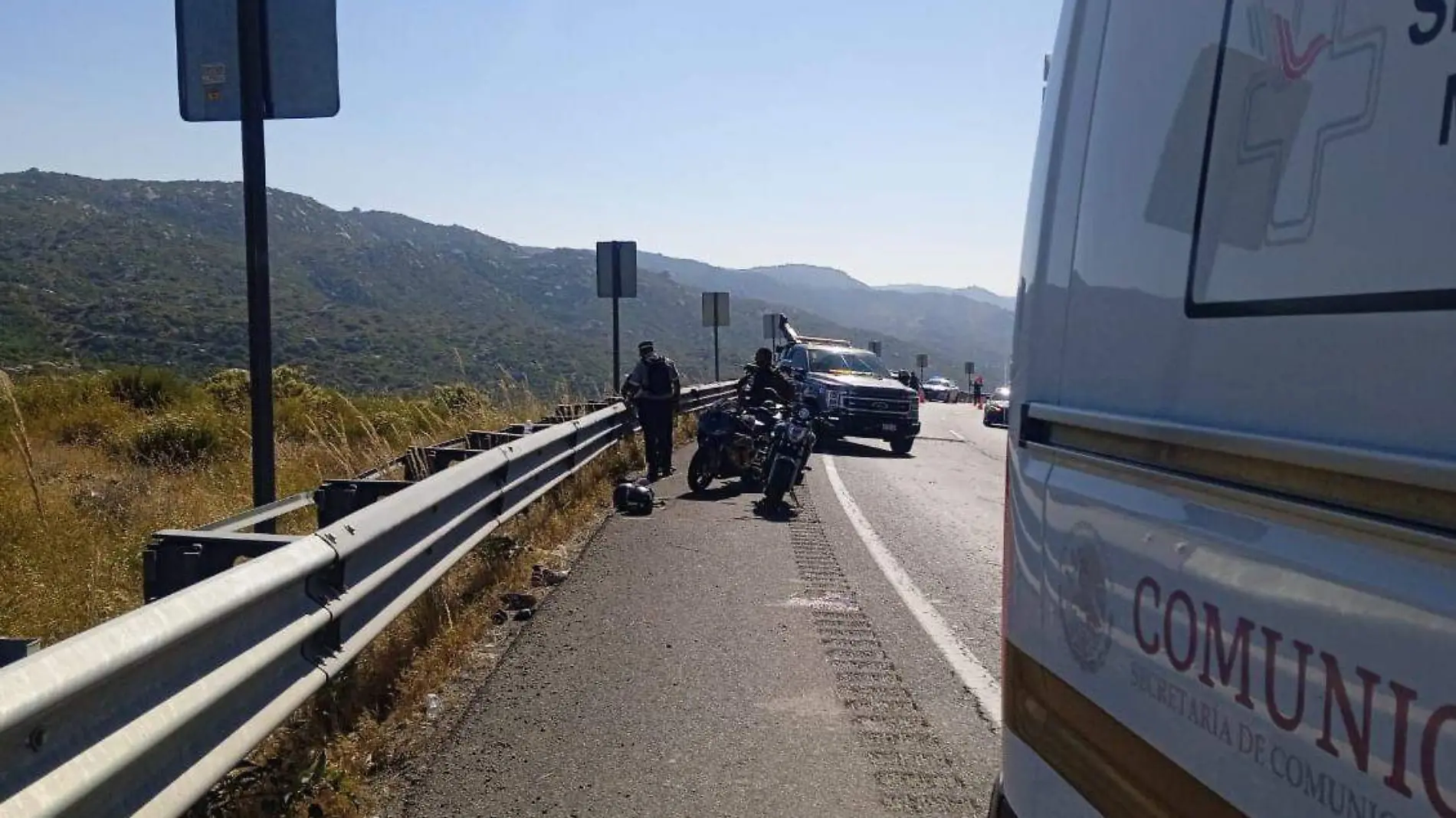 Motociclista pierde el control y choca en la carretera Tecate - Mexicali