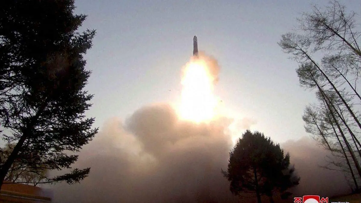 Corea del Norte lanza nuevo tipo de misil balístico con combustible sólido