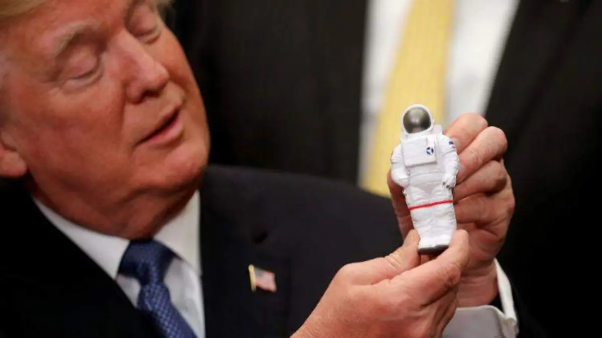 2017-12-11T202031Z_1018299648_RC1AE70845F0_RTRMADP_3_USA-TRUMP-SPACE