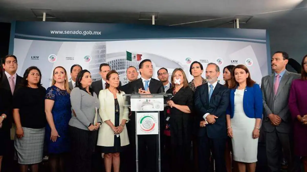 senadores-pan-protesta-amordazan-