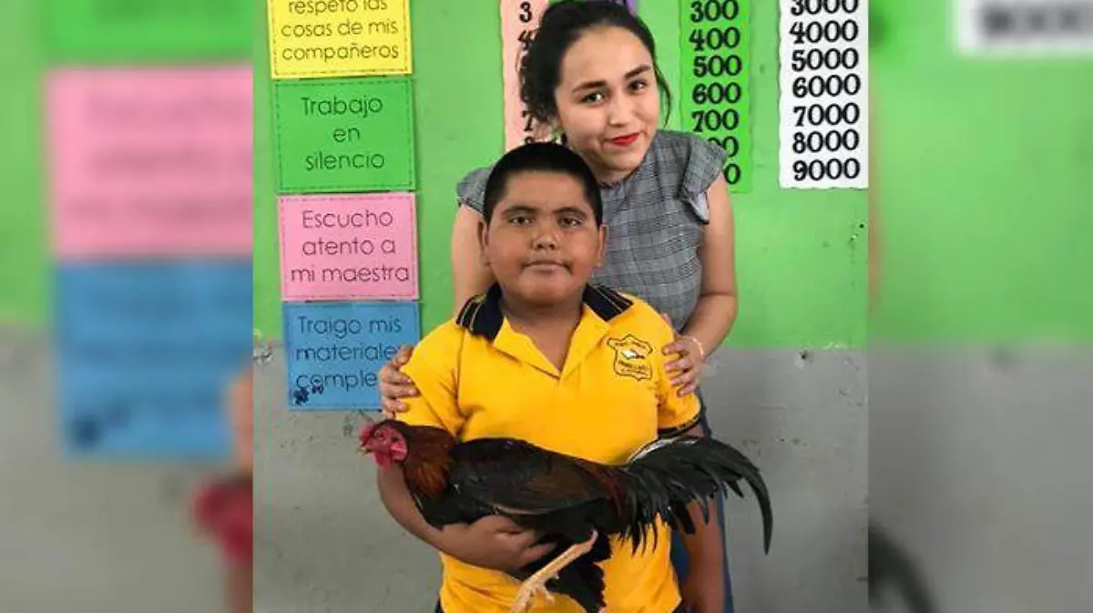 alumna y gallo