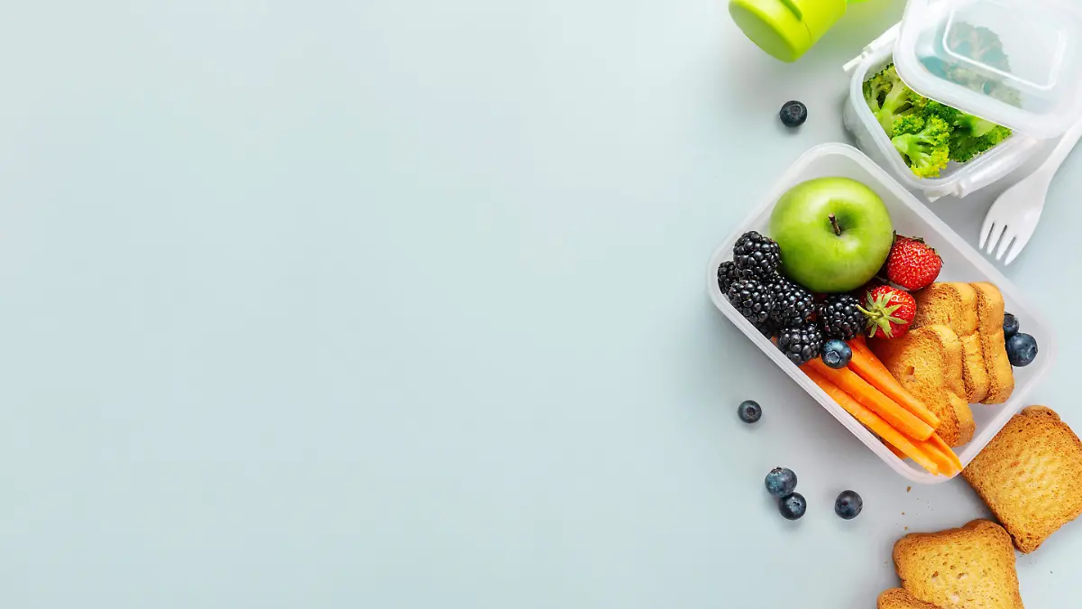 healthy-lunch-to-go-packed-in-lunch-box