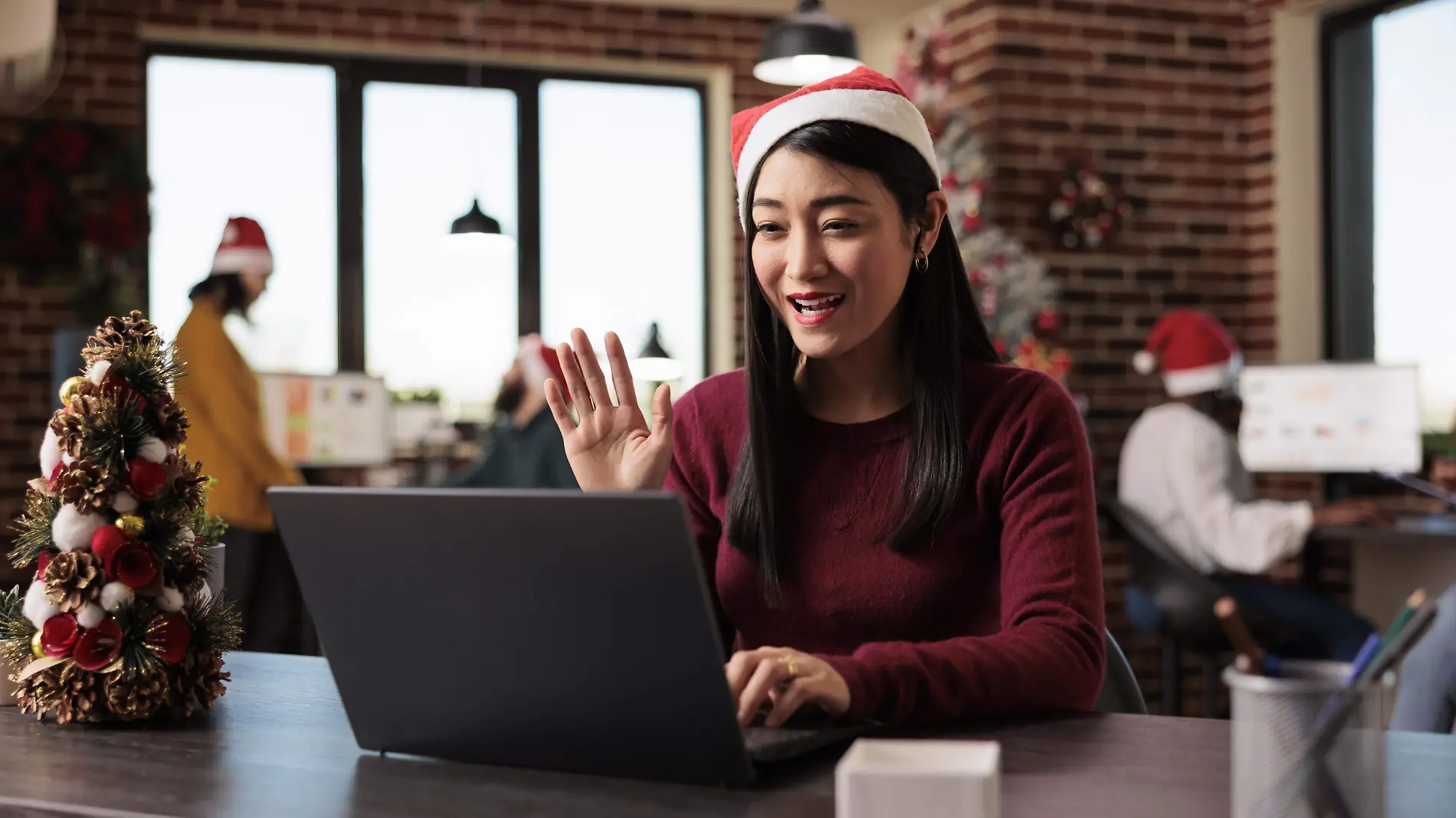 startup-employee-talking-on-videocall-in-festive-office-meeting-on-online-videoconference-chat-in-space-decorated-with-christmas-ornaments-woman-chatting-on-remote-teleconference-call