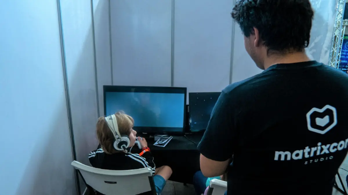 El juego ambientado en un mundo oscuro, el personaje que controlamos ilumina lo que está cercano a él