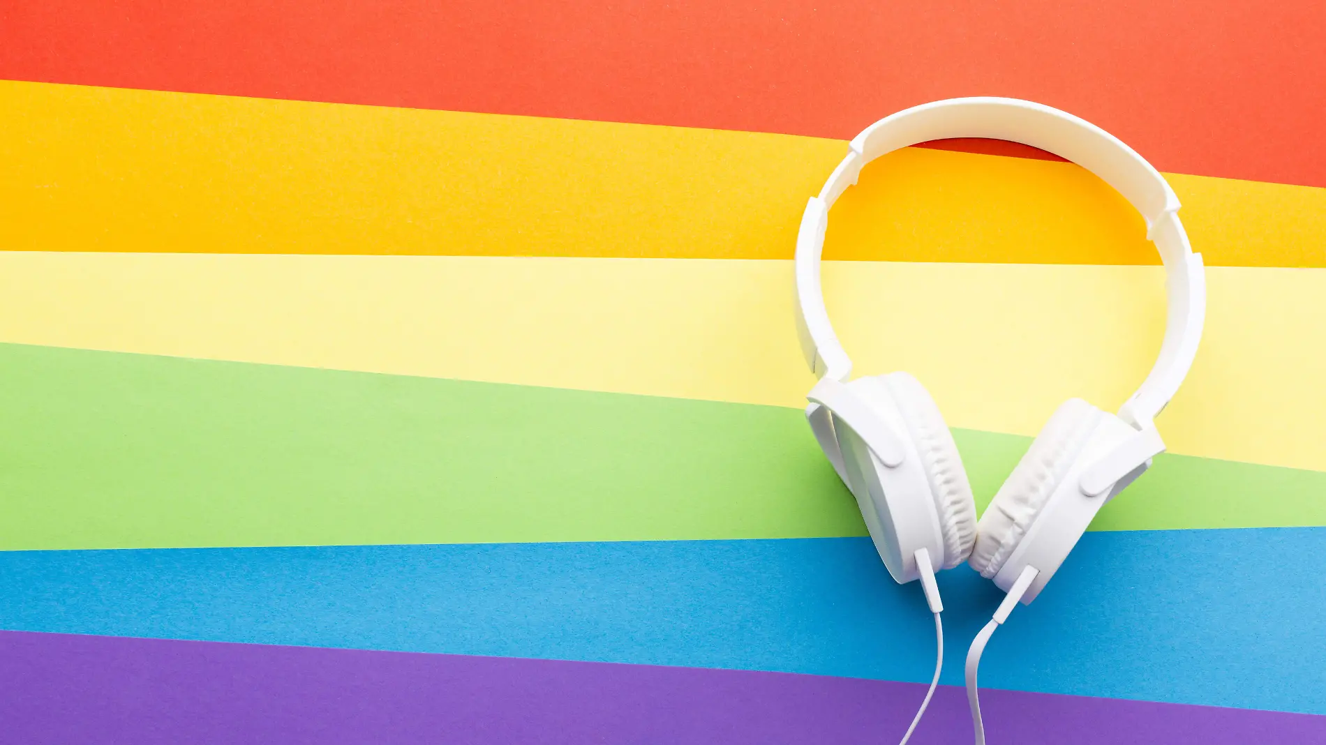 bandera-orgullo-arco-iris-auriculares-blancos