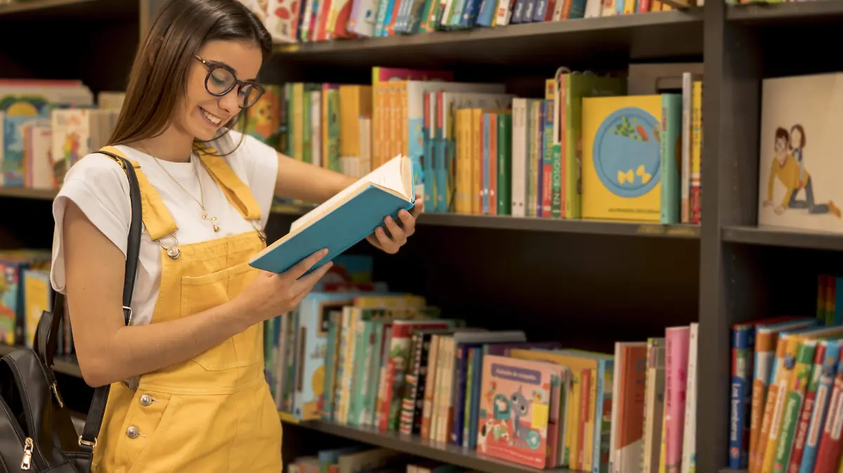 libro-lectura-estudiante-adolescente-que-inclina-estante