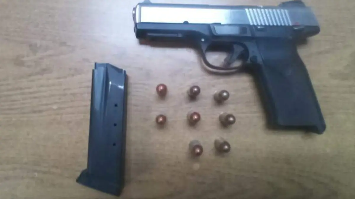 Atrapan a veinteañero con pistola 2