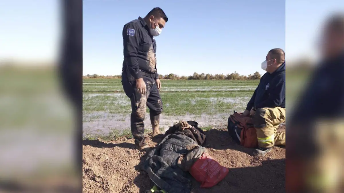 Rescata oficial a hombre inconsciente en parcela inundada 2