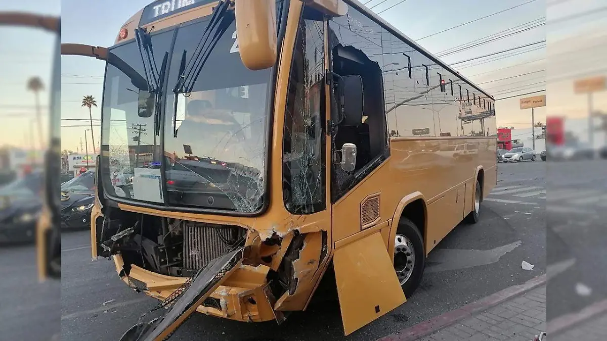 Cinco heridos en choque sobre Benito Juárez