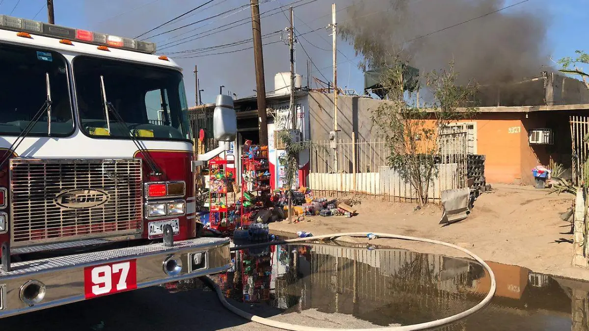 Sofocan incendio tras explosión al oriente 2