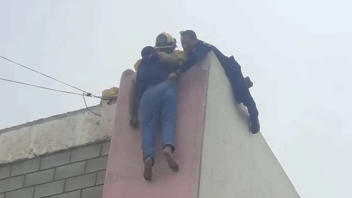Intentó saltar de edificio por la carretera a San Luis