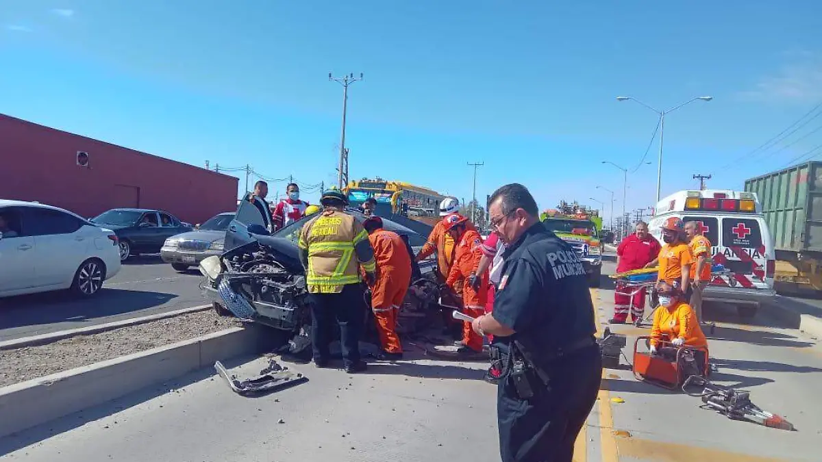 Tractocamión provocó choque a un vehículo; dejó dos personas lesionadas 