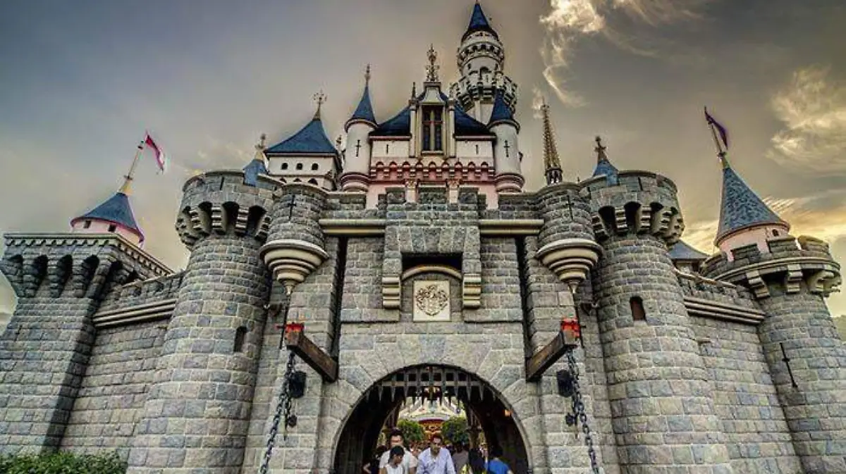 lossy-page1-1200px-Sleeping_Beauty_Castle_at_Hong_Kong_Disneyland,_2013-09-22.tif