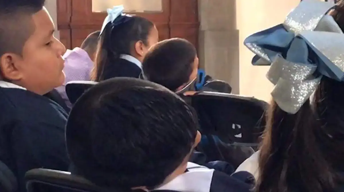 menores-durmieron-conferencia-amlo-jannet