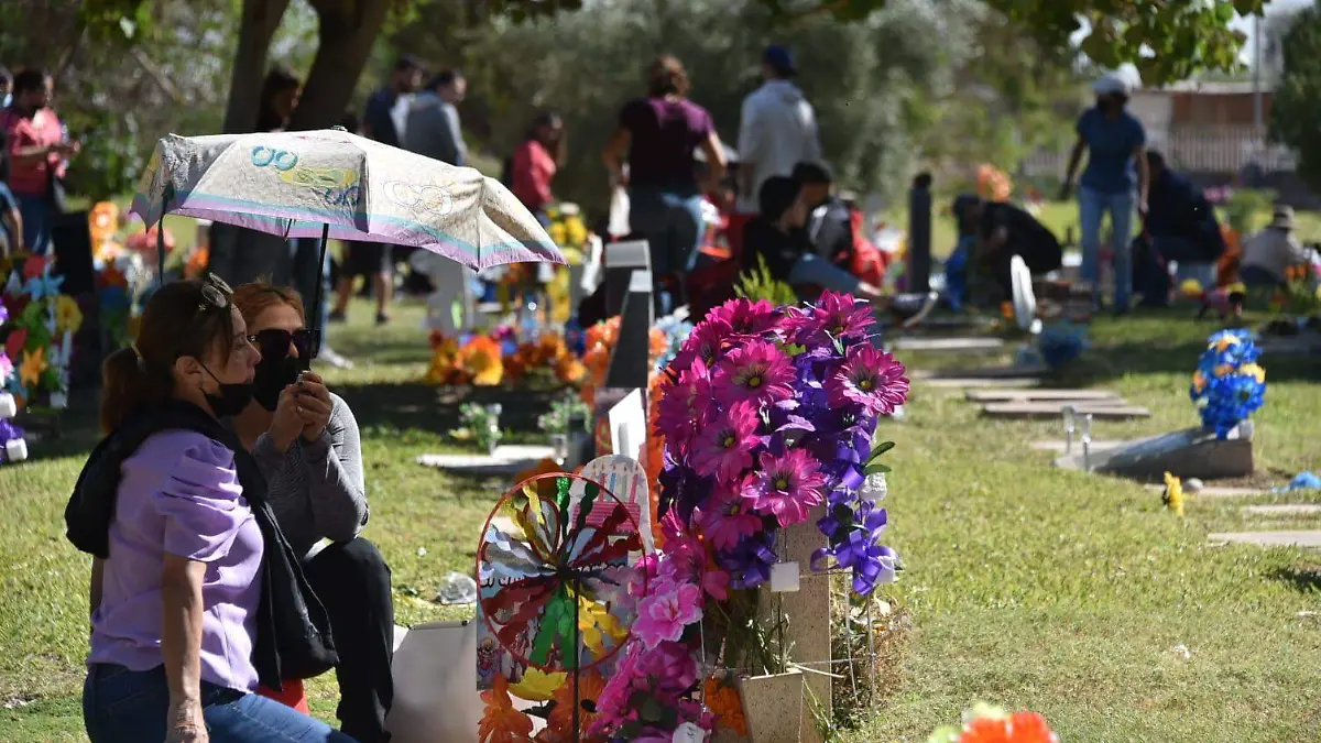 Visitan panteón jardín e la esperanza por día de muertos