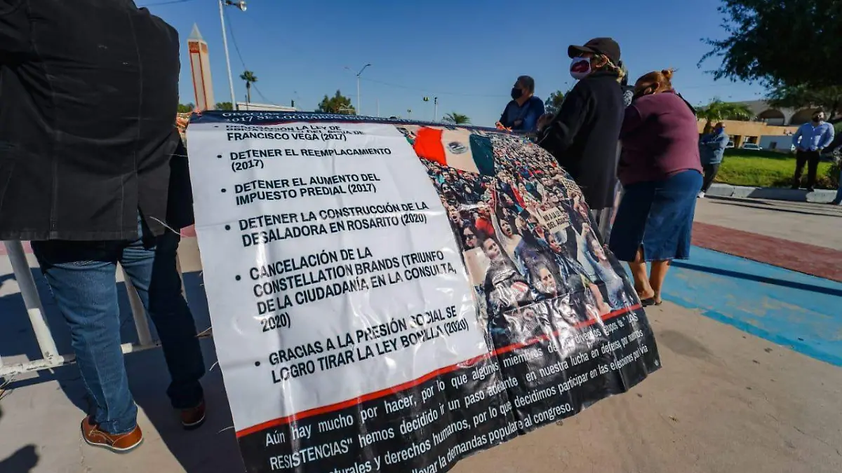 Con protestas esperan a AMLO en Mexicali