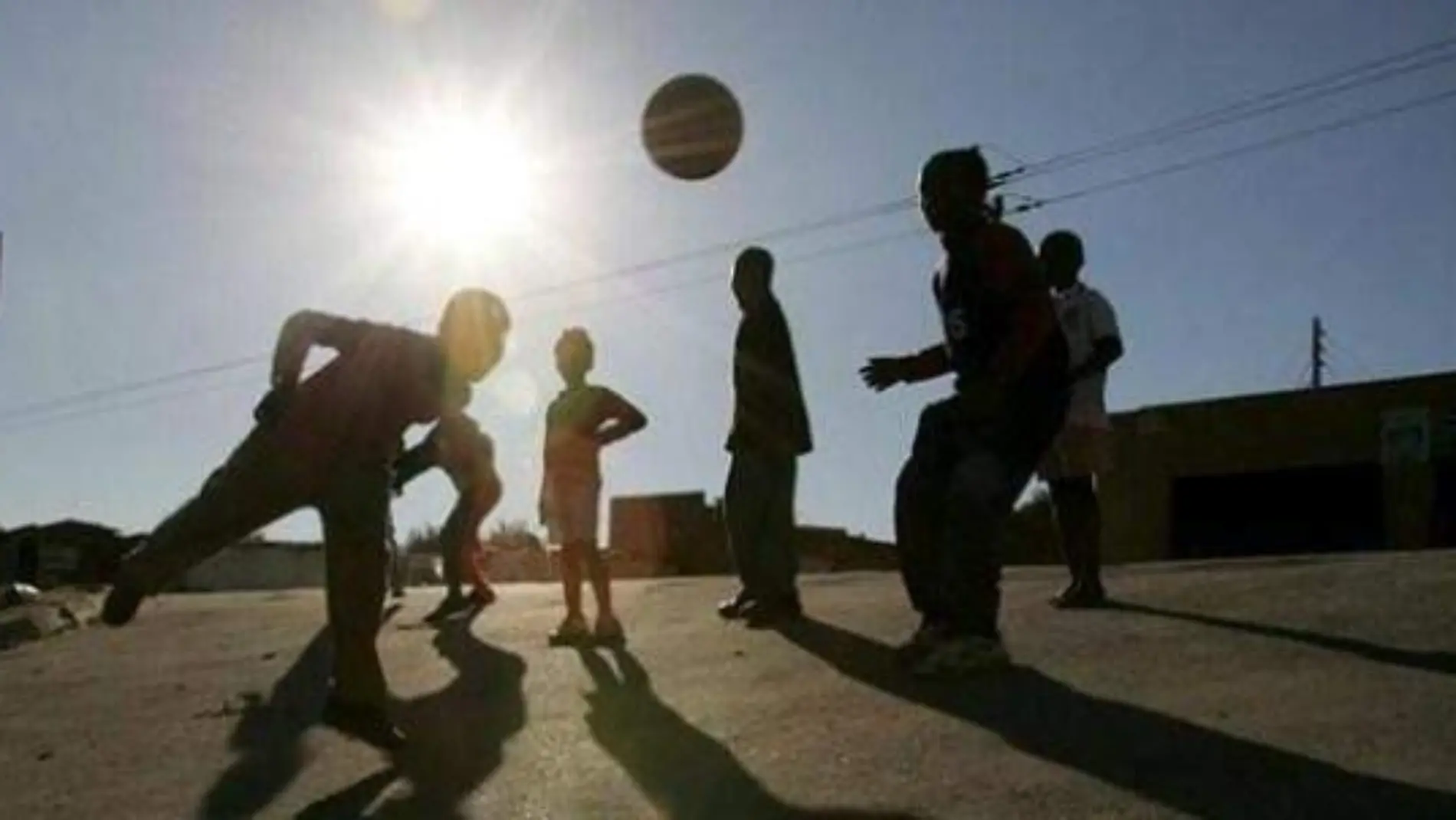 NIÑOS-FUTBOL-EN-CALLE