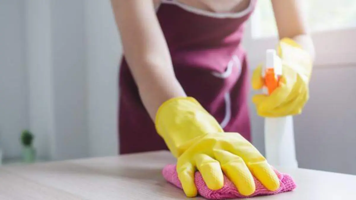 concepto-dia-actividades-ama-casa-casa-cerrar-vista-persona-usando-pano-micro-fibra-barrer-polvo-sobre-mesa_42193-221