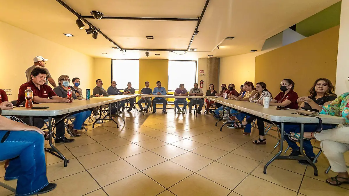 Ponen a limpiar patios a trabajadores del Ceart 