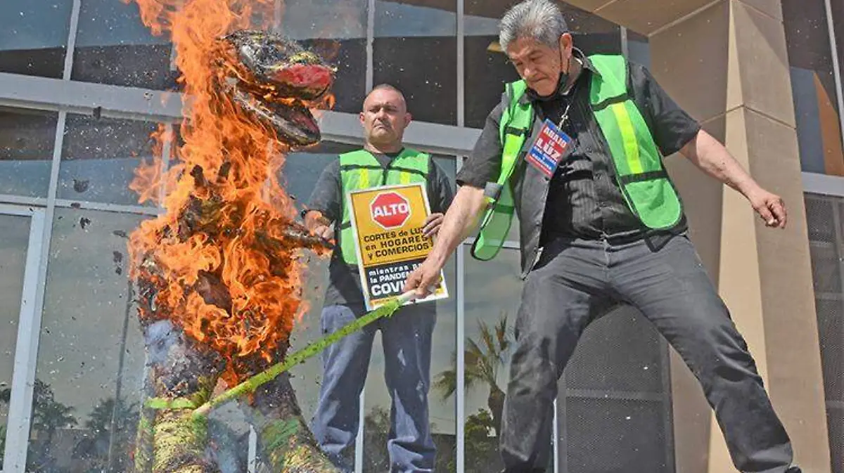 la piñata de un hombre verde se simbolizó a los malos funcionarios que han robado al pueblo y se le prendió fuego