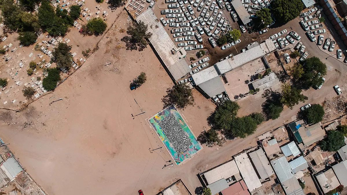 mural en medio de panteón y carcel