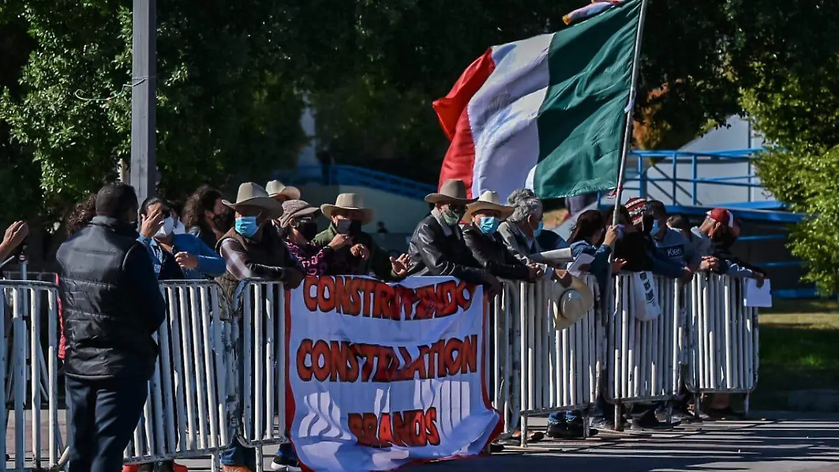 Con protestas esperan a AMLO en Mexicali