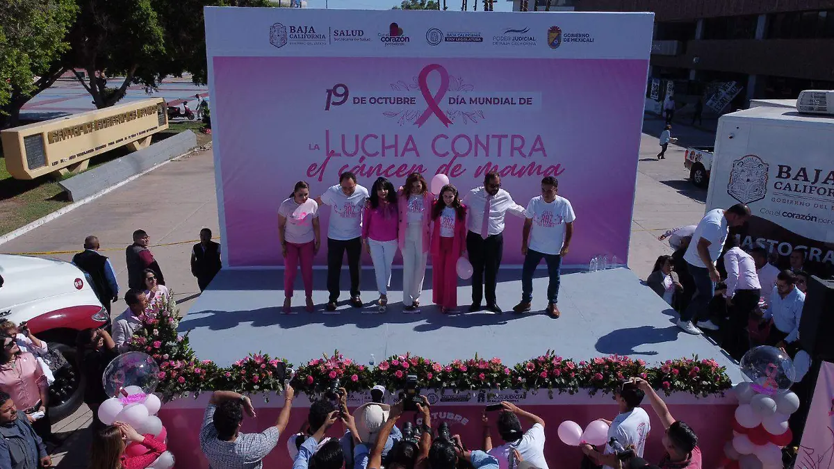 Realizan listón  humano en explanada de los tres poderes e invitan a realizarse mastografías