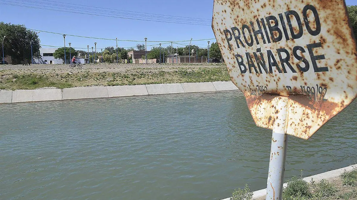 CANAL-GRANDE-PROHIBIDO-BAÑARSE-ROCA-001