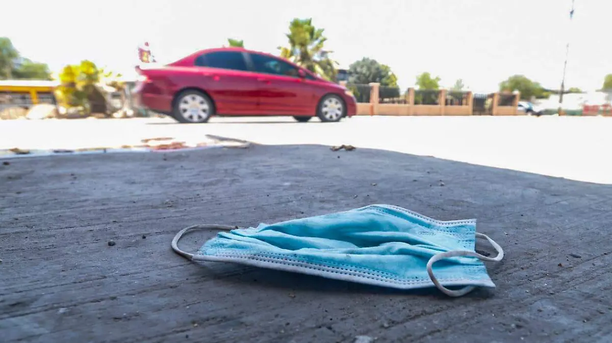 Ciudadanos continúan utilizando el cubrebocas