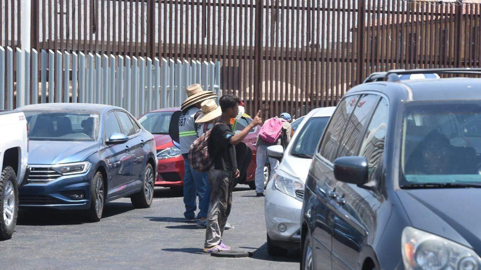 vendedores ambulantes golpean a migrantes