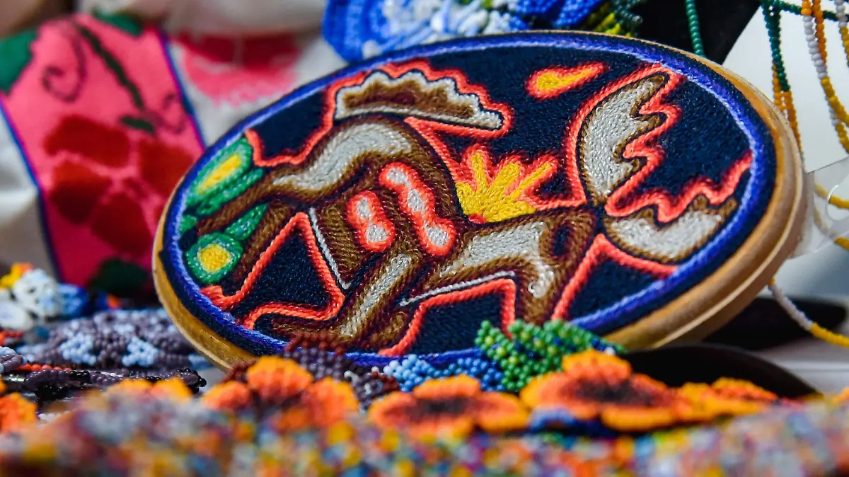 ARTE HUICHOL byn
