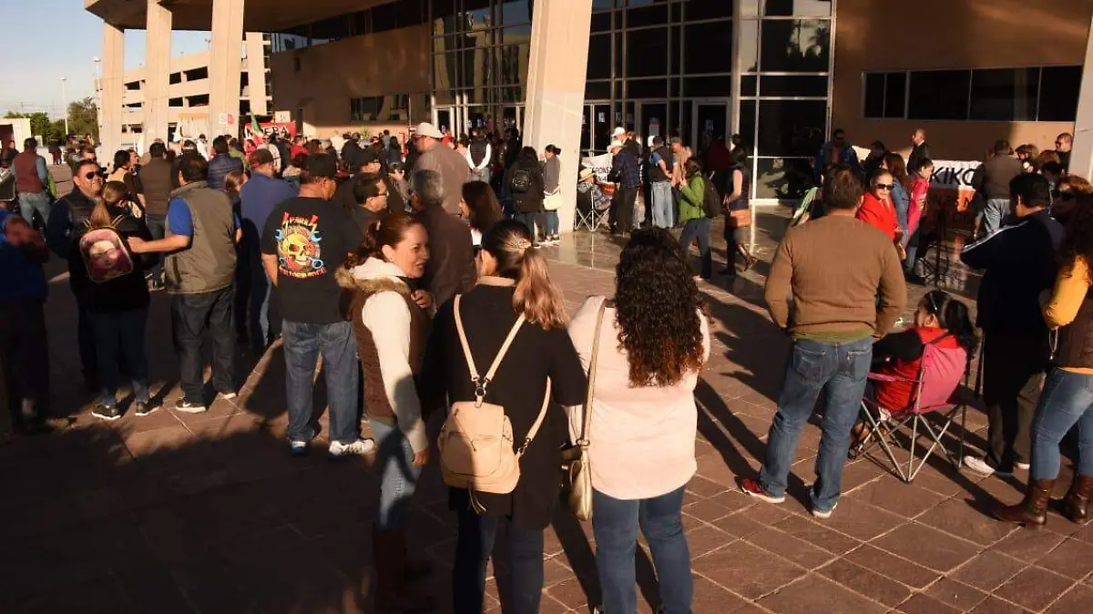 Encadenan accesos al edificio del Poder Ejecutivo