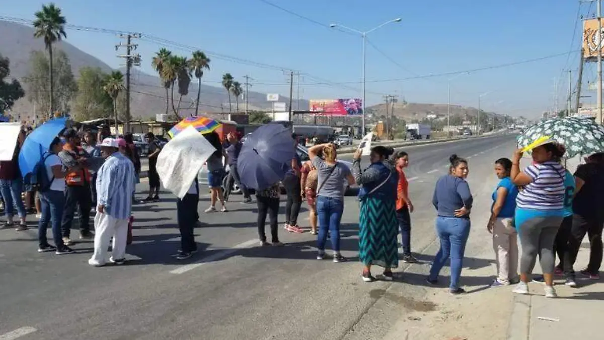 Protestan en carretera libre a Tecate por adeudo a profesores