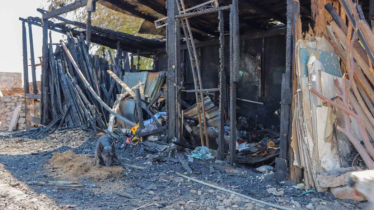 Su casa se quemó y quedó sin un lugar donde dormir