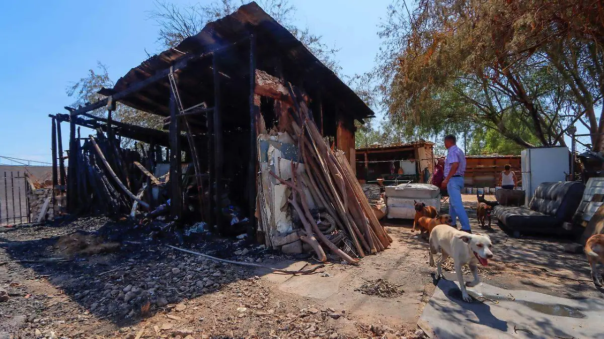 Su casa se quemó y quedó sin un lugar donde dormir