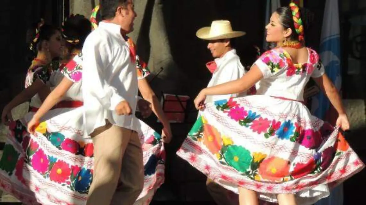 Traje-típico-de-Hidalgo-570x321