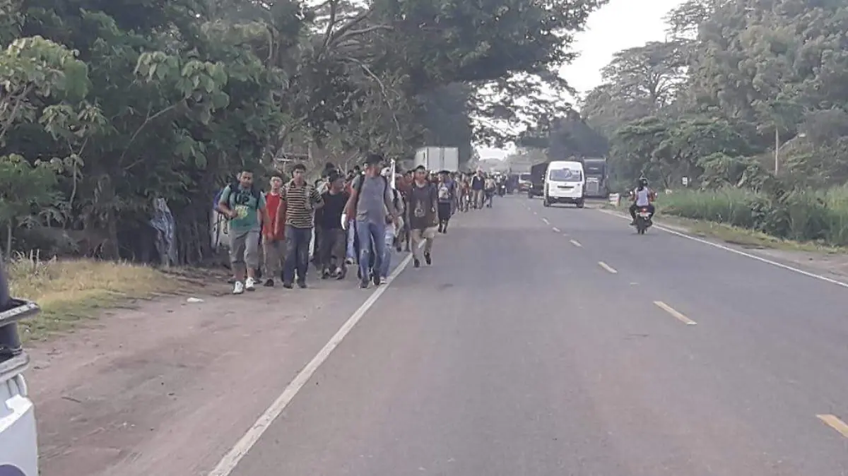 Caravana migrante ingresa ilegalmente a México