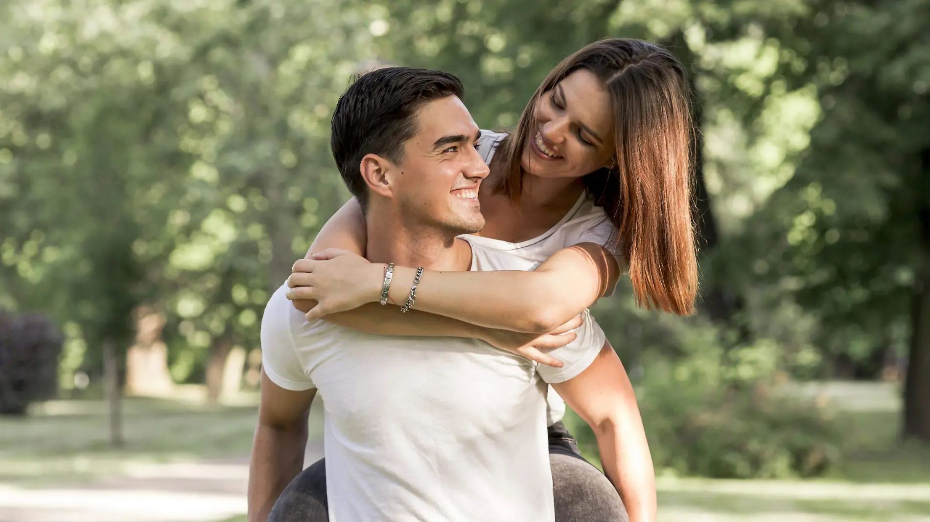 beautiful-woman-looking-at-her-boyfriend