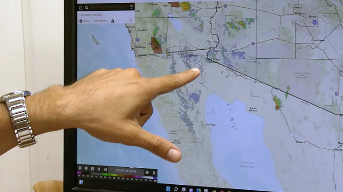 METEOROLOGO DANDO INDICACIONES