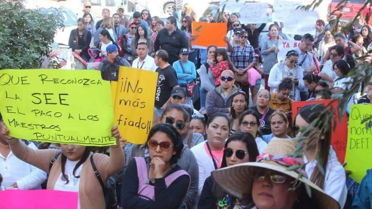 Maestros protestan afuera del SEE