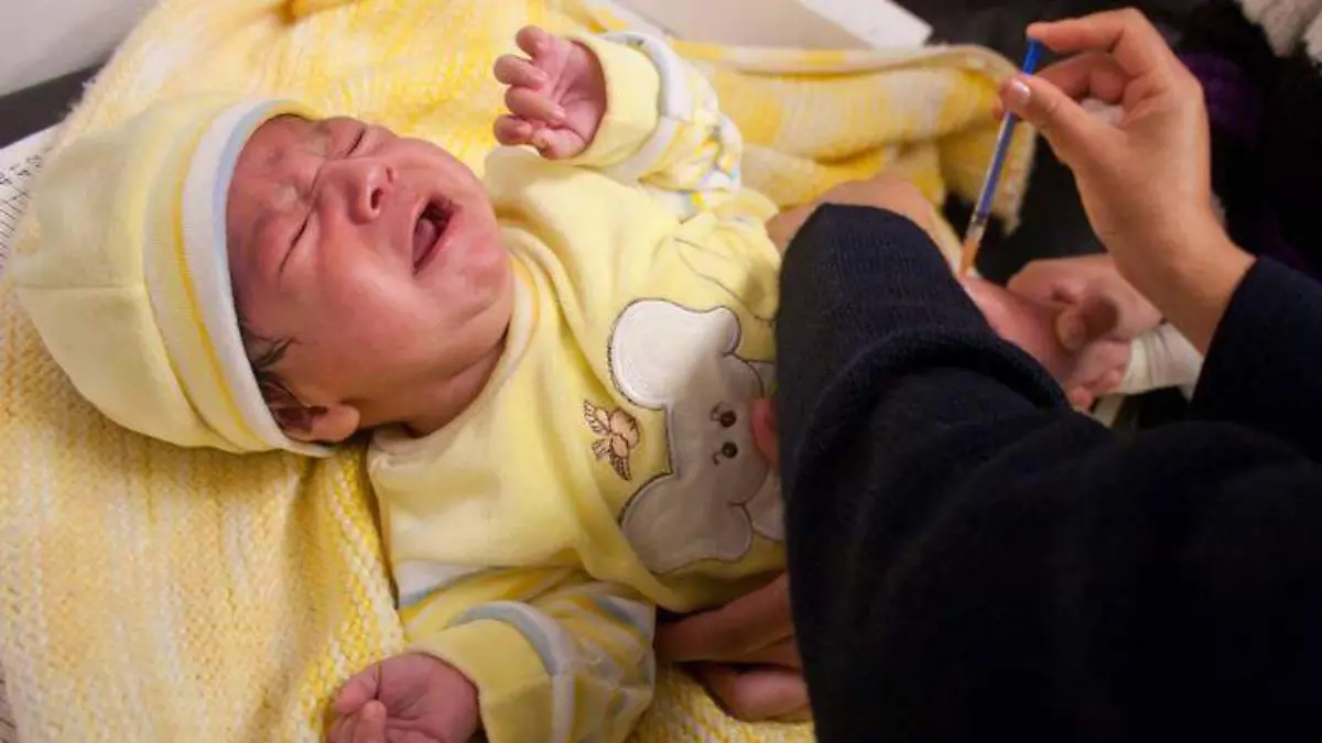 Aplicación-de-vacuna-bebé